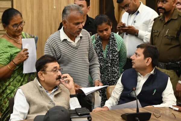 सीएम के निर्देश, जनता दरबार में एडीएम ने सुनी लोगों की फरियाद, कई मामलों का मौके पर निस्तारण