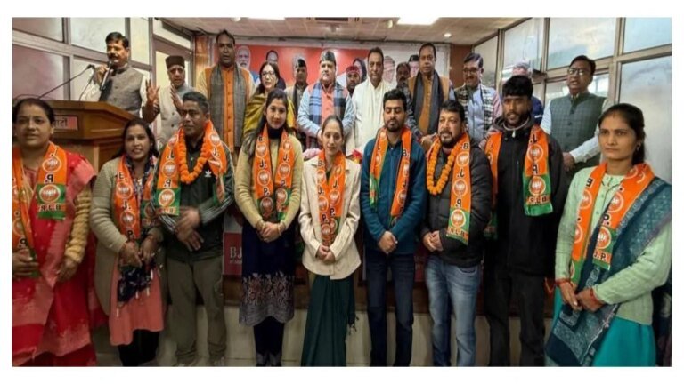 कांग्रेस छोड़ भारी संख्या में लोगों ने ज्वाइन की भाजपा; पहले कोटद्वार और अब देहरादून, हरिद्वार, रुड़की में बड़े पैमाने पर कांग्रेस छोड़ भाजपा में आए कार्यकर्ता