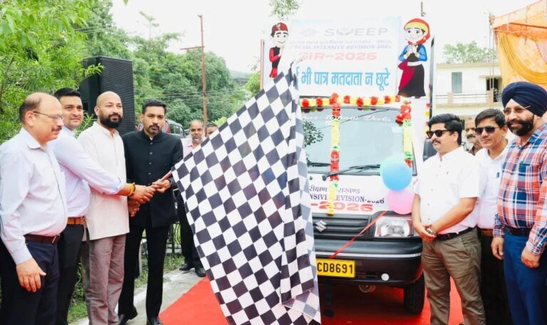 मतदाता सूची के विशेष पुनरीक्षण को जन आंदोलन बनाने की अपील, डीएम ने रवाना किए जागरूकता रथ
