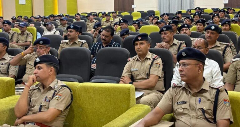 एसएसपी देहरादून के निर्देशों पर उच्चाधिकारियों ने परीक्षा ड्यूटी में नियुक्त अधिकारी/कर्मचारियो को किया ब्रीफ